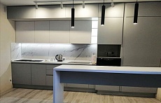 прямая кухня на заказ модерн серая кухня-гостиная студия встроенная без ручек под потолок Gola 2ряда