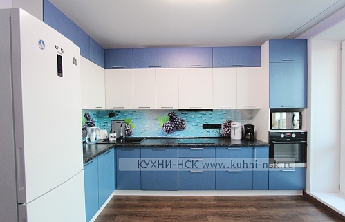 Кухня угловая модерн синяя матовая встроенная пеналы тёмный низ/светлый верх встроенная посудомойка стильные духовой шкаф в пенале под потолок плита встроенная портфолио