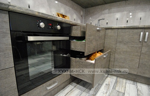 Кухня модерн невстроенная стиральная машина под столешницей встроенная посудомойка портфолио тёмный низ/светлый верх стильные белая с деревом