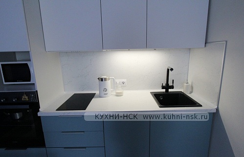 Кухня маленькая прямая с барной модерн синяя плита встроенная духовой шкаф в пенале портфолио встроенная тёмный низ/светлый верх стильные пеналы мини
