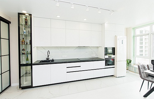 Кухня на заказ большая прямая модерн белая встроенная 4м Витрина