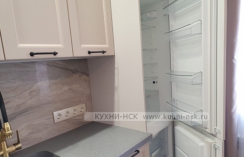 Кухня прямая классика бежевая матовая 3м пеналы встроенная посудомойка стильные духовой шкаф в пенале плита отделльностоящая плита встроенная портфолио со встроенным холодильником