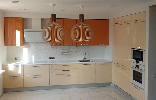 Кухня на заказ угловая модерн оранжевая встроенная глянцевая стильные под потолок