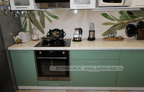 Кухня угловая модерн зеленая плита встроенная портфолио встроенная матовая яркая с радиусными фасадами тёмный низ/светлый верх