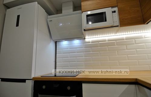 угловая кухня на заказ модерн с.дерево белая кухня-гостиная 10 кв.м