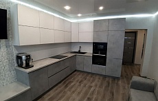 угловая кухня на заказ модерн белая серая кухня-гостиная матовая без ручек встроенная стильные под бетон духовой шкаф в пенале плита встроенная телевизор на кухне