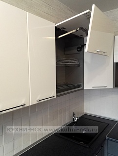 Кухня угловая встроенная пеналы глянцевая тёмный низ/светлый верх в частном доме встроенная посудомойка стильные плита встроенная портфолио со встроенным холодильником